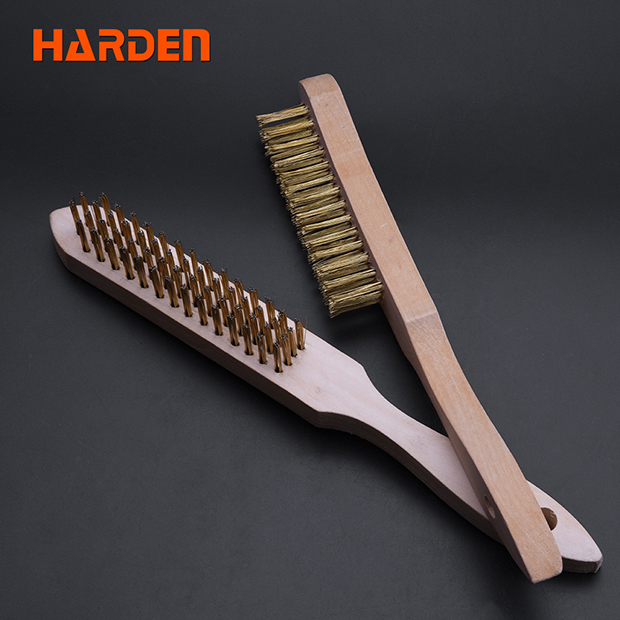 CEPILLO DE ALAMBRE DE BRONCE 4 HILERAS CON MANGO DE MADERA